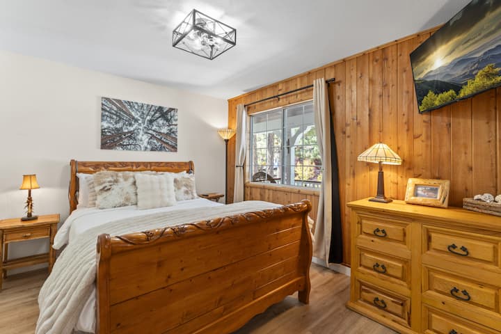 乡村风格客房–经典木质色调和山间小屋氛围。