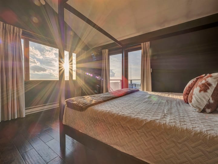 Probudite se uz pogled na zoru koji oduzima dah iz ove udobne spavaće sobe.”