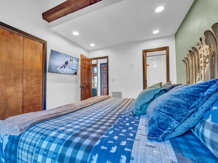 „Udobna spavaća soba s mekanom posteljinom, uređenjem inspiriranim planinama i pristupom kupaonici.”