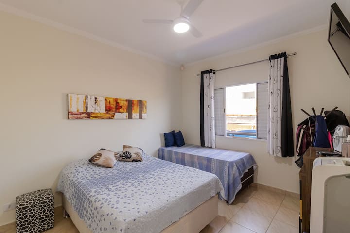 Chumba kizuri, chenye nafasi ya kutosha kwa ajili ya samani na mzunguko