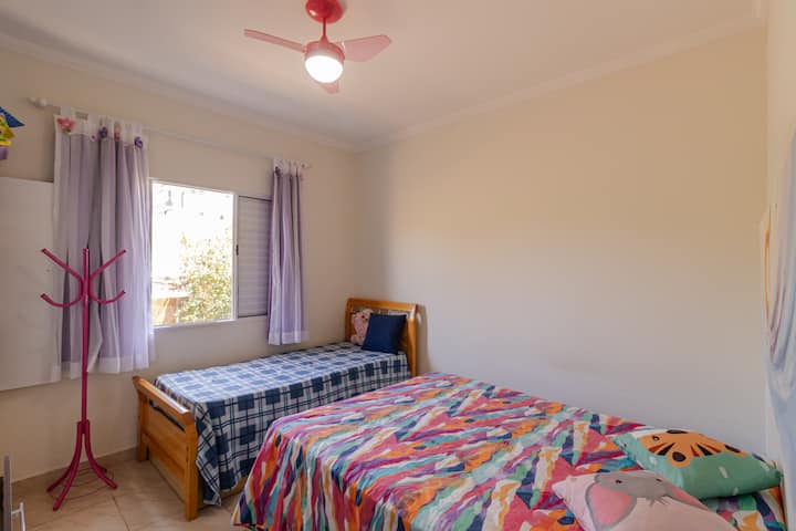 Chumba chenye mwanga na madirisha makubwa na uingizaji hewa wa asili