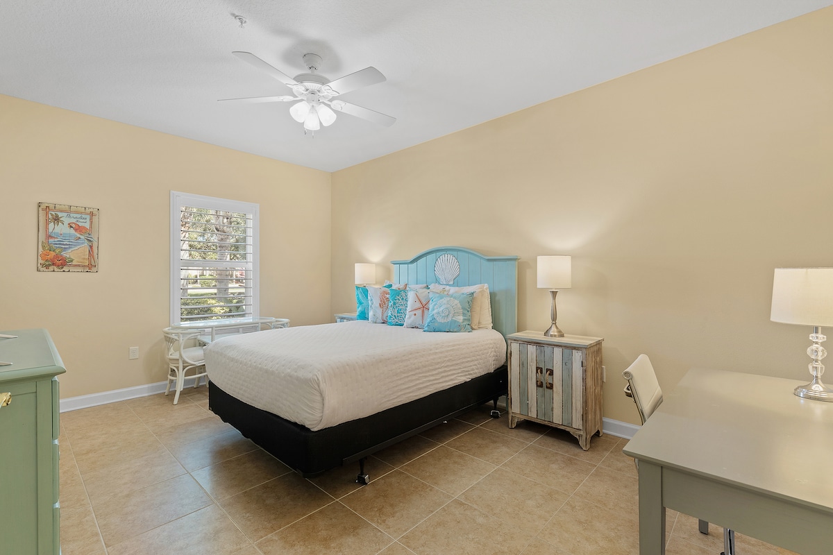 Spavaća soba s bračnim krevetom (širine 150 – 179 cm) i radnim stolom