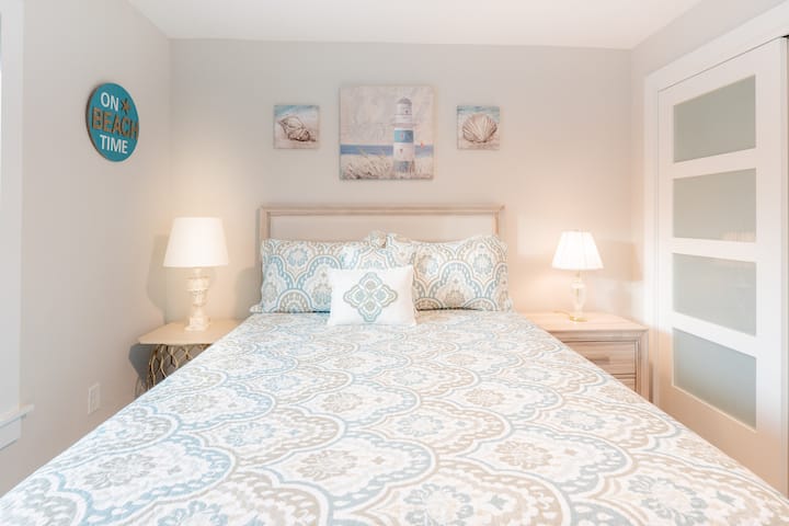 Лева страна, брачен кревет (широк 150 – 179 см), спална соба 2