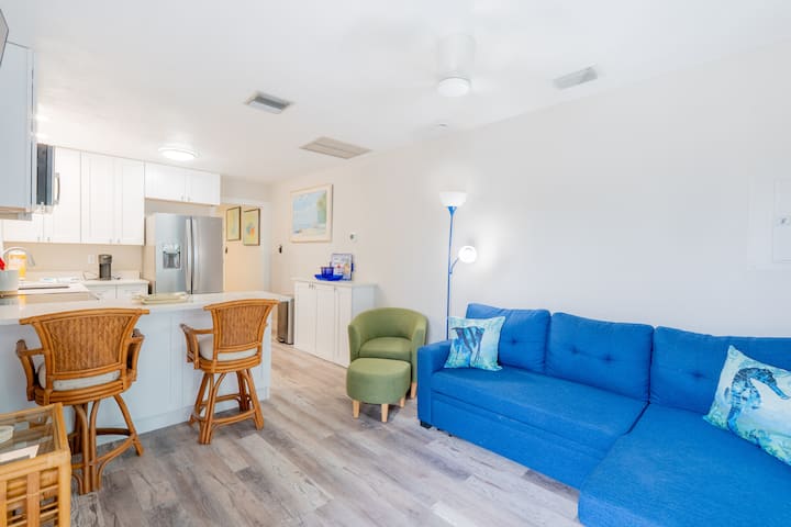 Дневна соба на десната страна. Каучот се претвора во кревет.