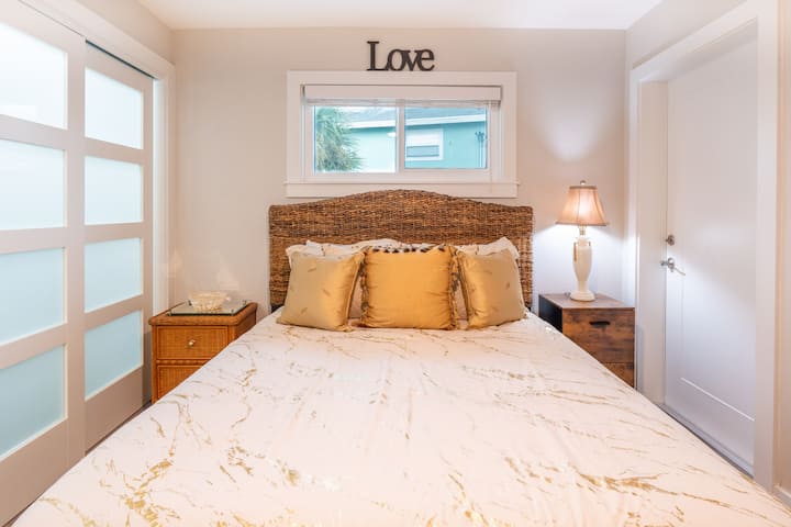 Лева страна, главна спална соба со брачен кревет (широк 150 – 179 см).