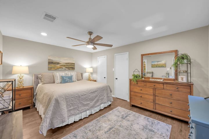 ห้องนอนหลักพร้อมเตียงคิงไซส์