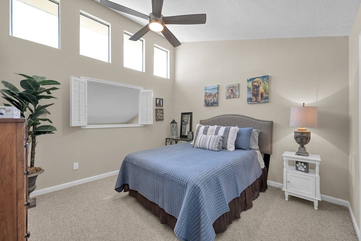 ห้องนอน #2 มีเตียงควีนไซส์ (ชั้นบน)