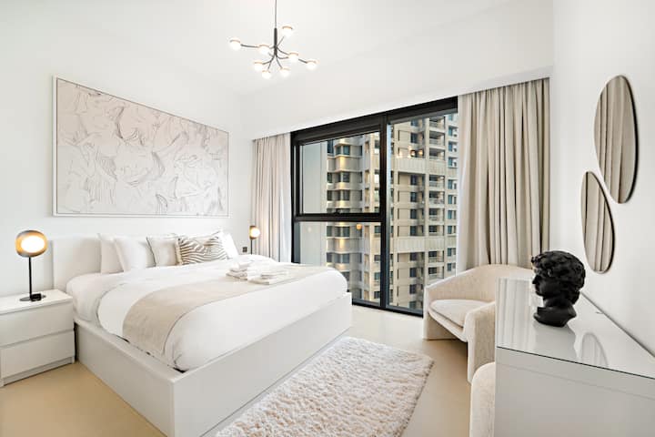 Დიდი ზომის საწოლი ამაოების მაგიდით თქვენი კომფორტისთვის.