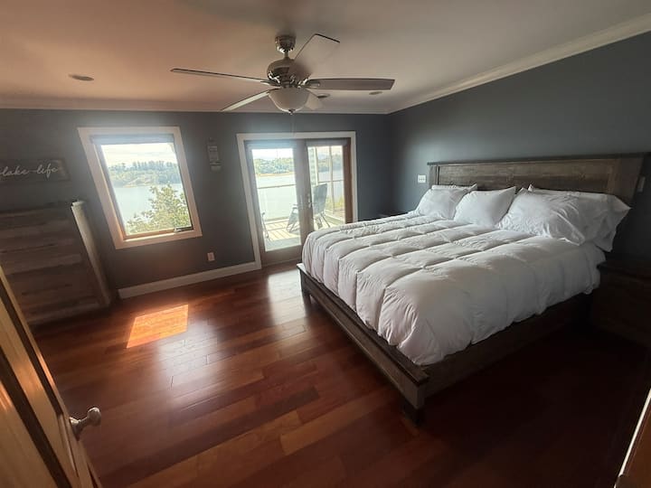 Спална соба 1 со брачен кревет (широк 150-179 см), приватен покриен трем и прекрасен поглед на езерото Даглас