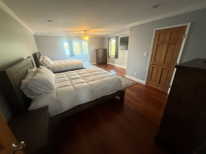 Спална соба 2 со 2 брачни кревета и прекрасен поглед на езерото низ невестинската соба