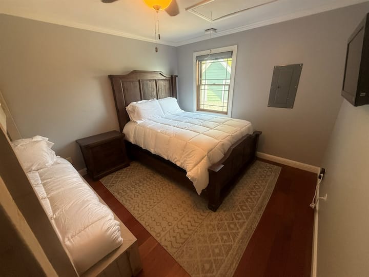 Спална соба 3 со брачен кревет (широк 180-220 см) и брачен кревет (широк 180-220