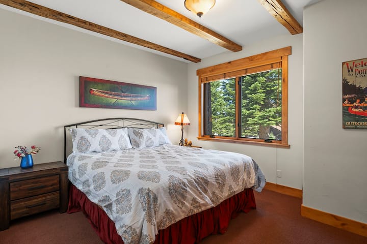 Спална соба за гости со брачен кревет (широк 180 – 200 см) – Moonridge Lodge