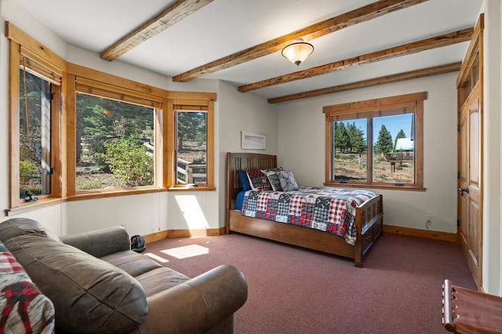 Втора спална соба за гости со брачен кревет (широк 150 – 179 см) – Moonridge Lodge