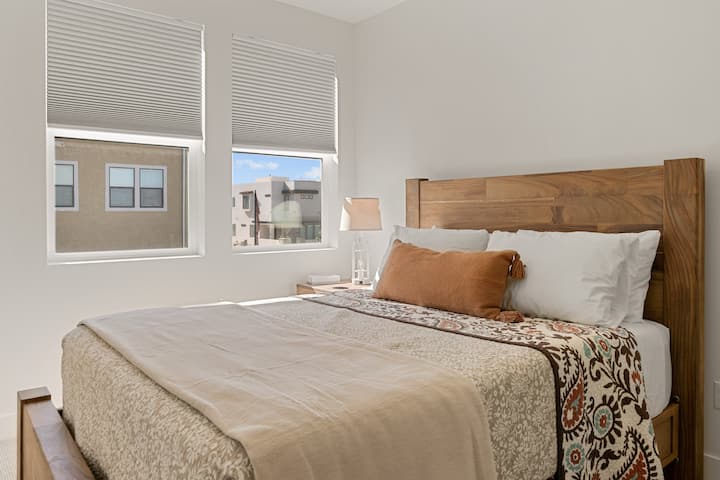 Dormitorio con cama queen