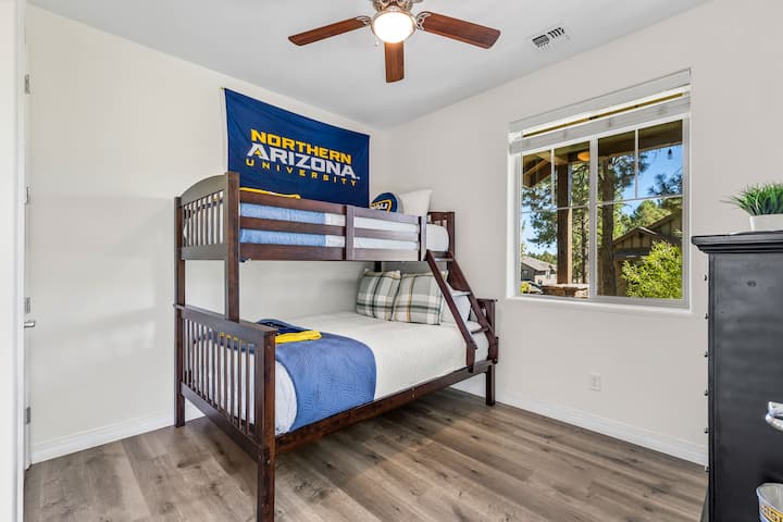 غرفة بسريرين فوق سرير كامل!