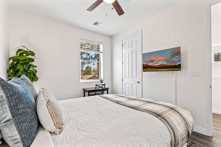 غرفة نوم كوين مع تلفزيون ذكي!