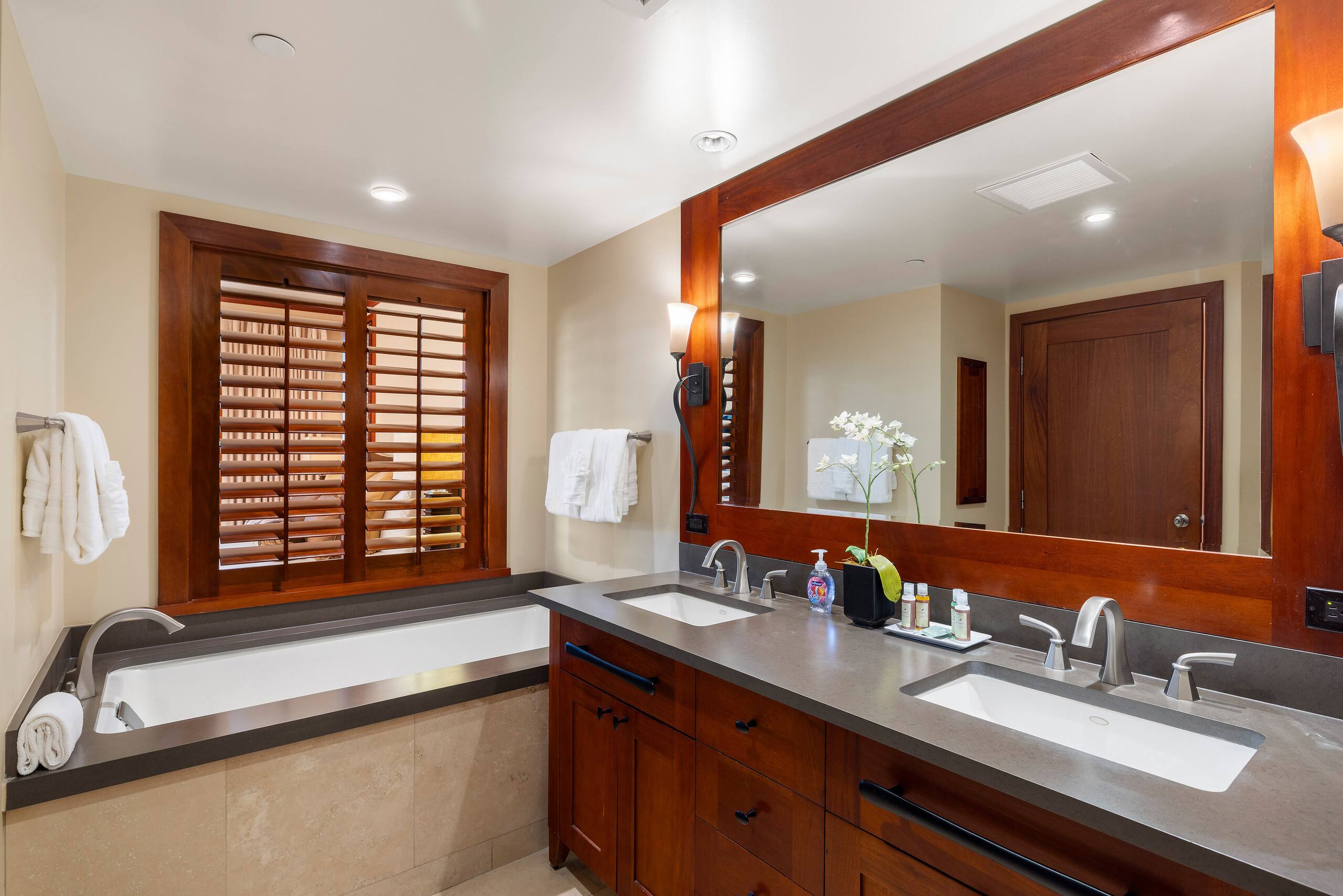 Oceanfront 2BR Villa with Lagoon Views - Image 17