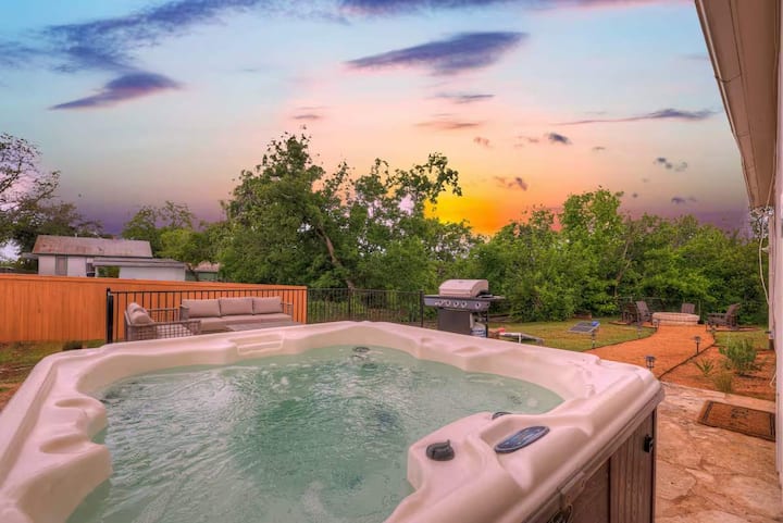 Moment In Time - Hot Tub & Fire Pit - Fredericksburg, TX