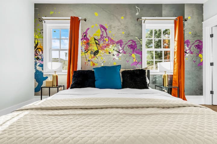 נופש תוסס: מיטת קינג סייז עם ציור קיר מוזיקלי אמנותי וצבעים בהירים! להפוך את שעת השינה לחופשה מהנה! עיצוב ייחודי, נוחות מודרנית. הזמינו עכשיו! ‎#MusicBedroom #ArtisticStay