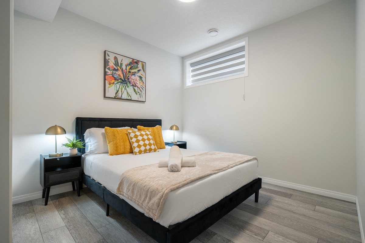 温馨的主卧室，配备标准双人床、干净的床单和舒缓的装饰