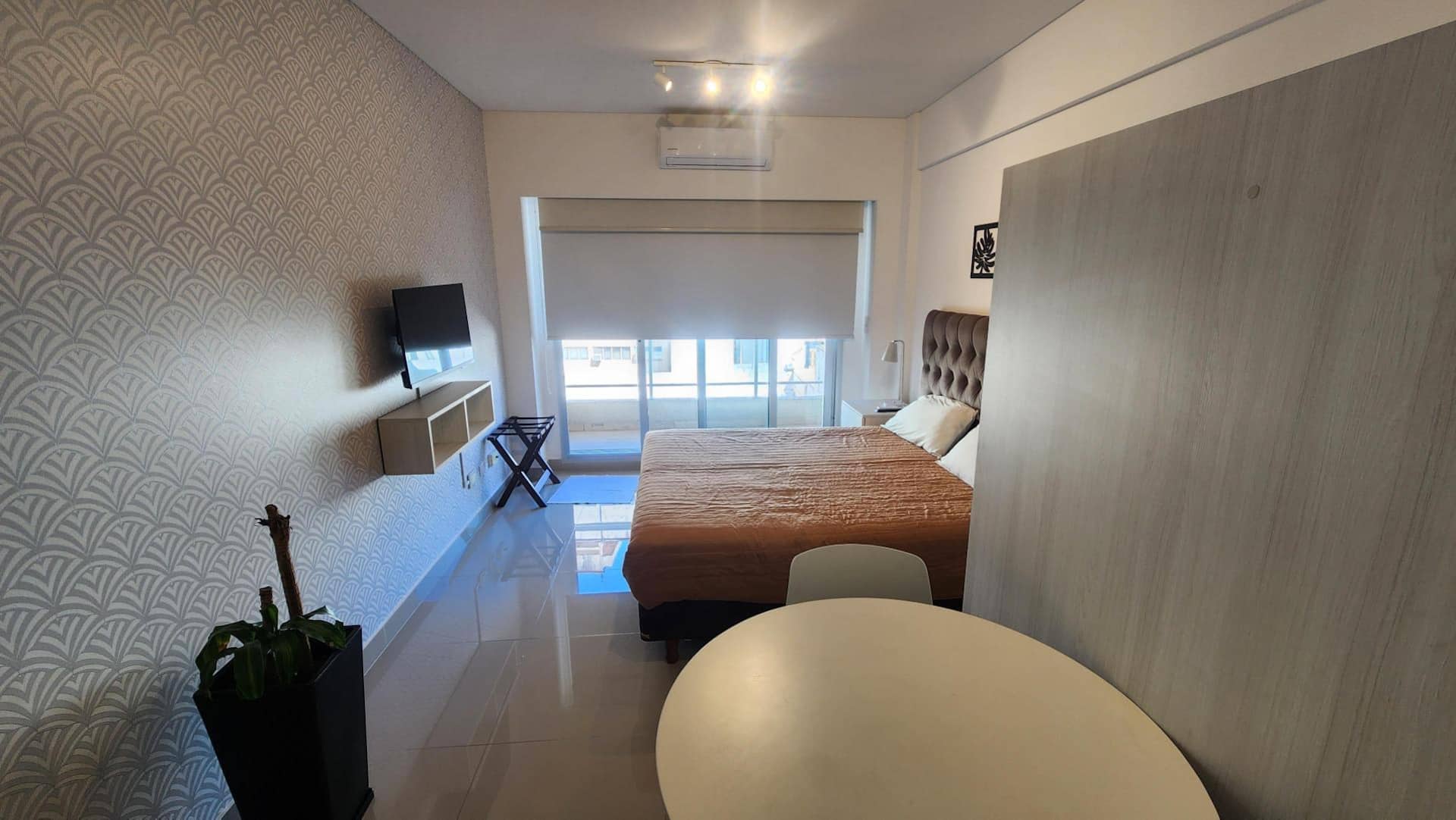 Modern studio apartment in Monserrat