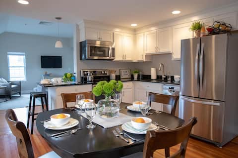 Top performing Airbnb: Heart of Lenox!! - Renovated downtown apartment in Lenox