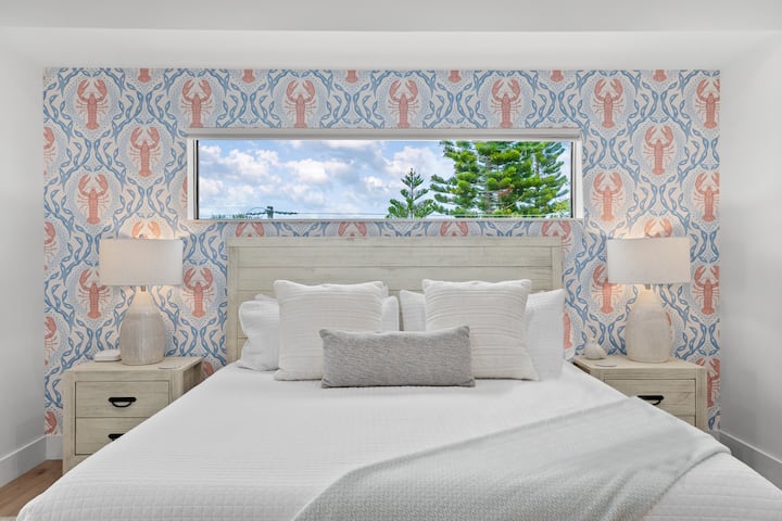 Elekea kwenye starehe ya ufuo katika chumba hiki cha kulala angavu, kilicho na mandhari ya bahari ya kuchezea, vitambaa laini na mwonekano wa amani wa anga ya Florida.