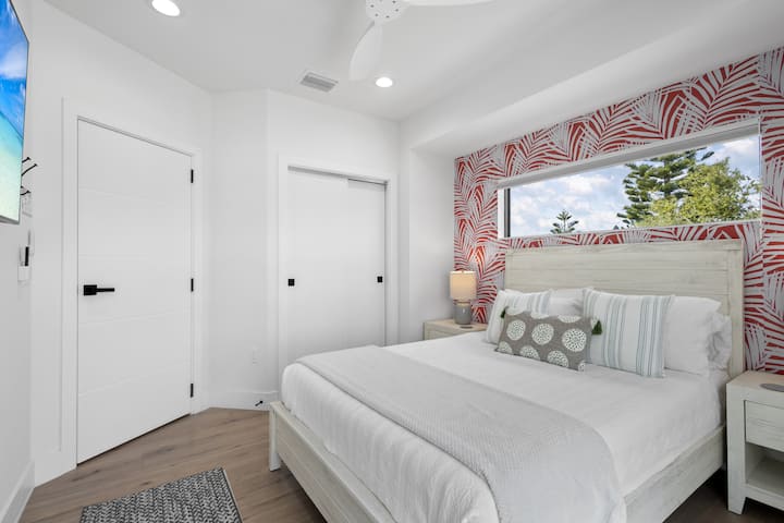 Chumba cha kulala cha malkia cha starehe kinafaa kwa kukaa kwa utulivu karibu na ufuo.