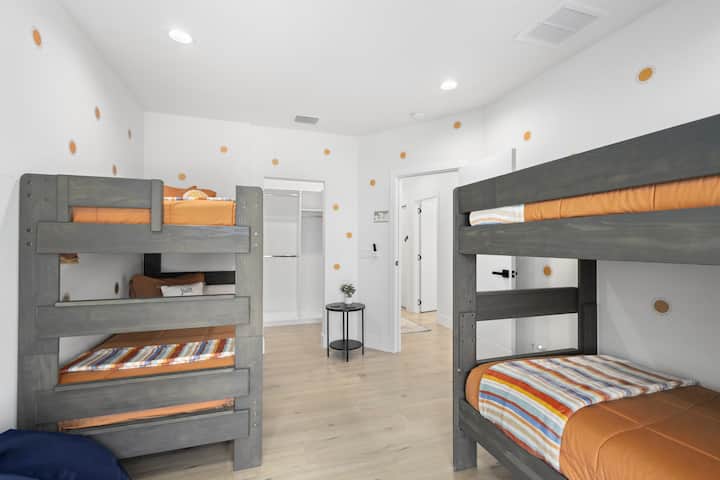 Chumba cha kulala cha kufurahisha, kinachofaa familia na seti mbili za vitanda vya bunk vinavyofaa watoto na kukaa kwa kikundi.