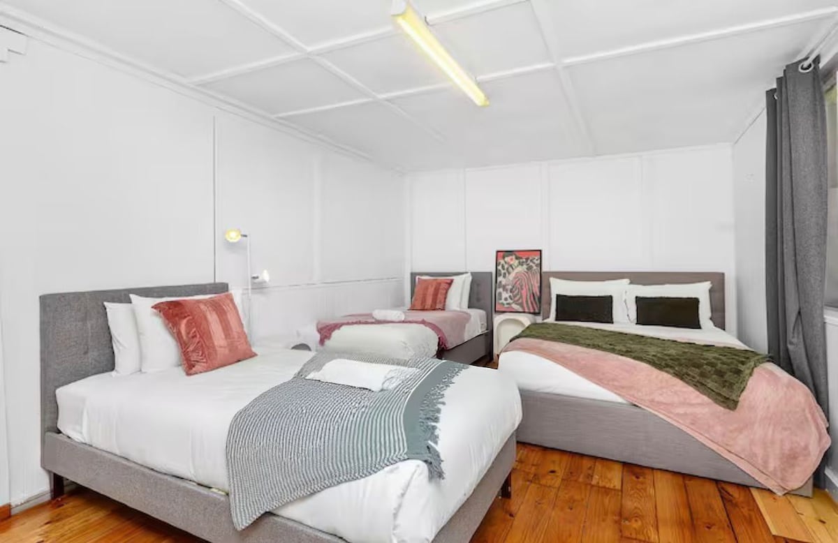 ثلاثة أسرّة مريحة في مسكن مشرق وهادئ ومثالي لقضاء ليلة مريحة. نظيف ومشرق ومساحة كبيرة لطاقمك للاسترخاء وإعادة شحن طاقتهم.