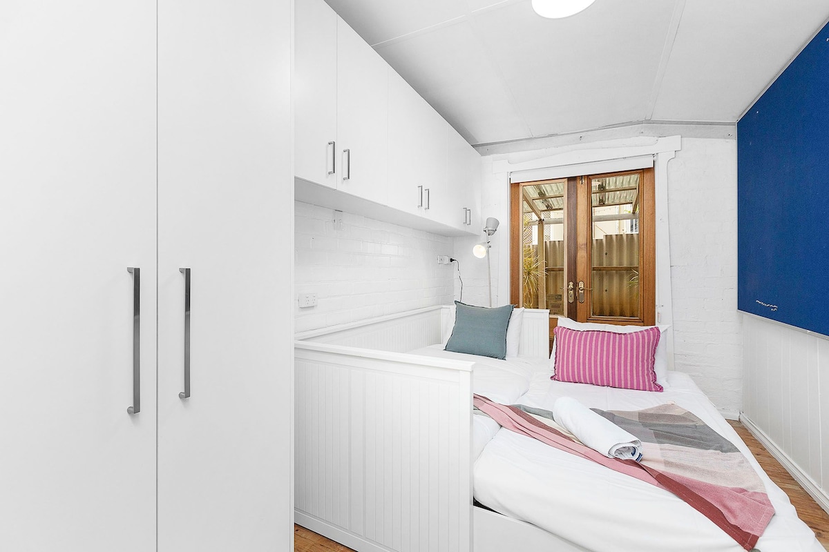 نوم ذكي! اكتشف غرفة مدمجة ومشرقة مع أسرّة نهارية لترتيبات مرنة وأكوام من التخزين.