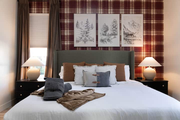 Уживајте во удобен и стилски кревет (king size) и пријатен амбиент