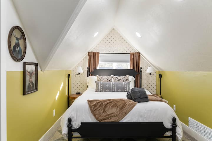 Удобност на брачен кревет (широк 150 – 179 см) и сопствена бања – вашето приватно прибежиште ве очекува