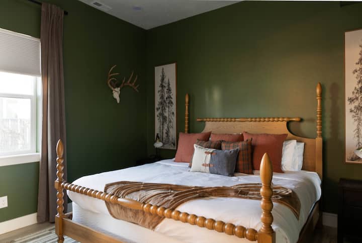 Опуштете се со стил – брачен кревет (широк 180-220 см), топли детали од дрво и сопствена бања