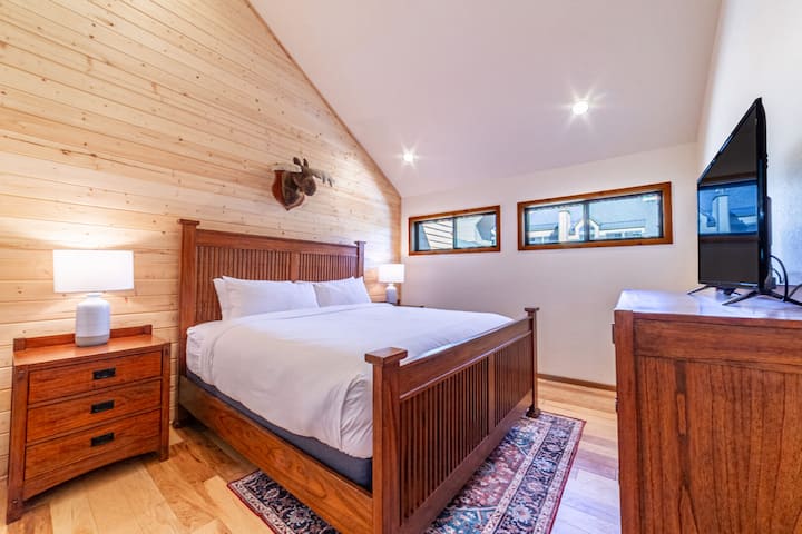 Glavna spavaća soba ima veliki bračni krevet.