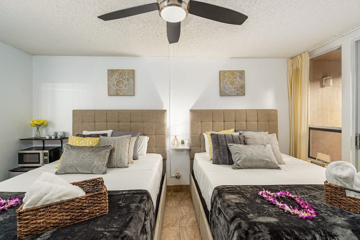 Relájate en nuestro acogedor y elegante dormitorio con exuberantes vistas al jardín y comodidades modernas para tu comodidad.