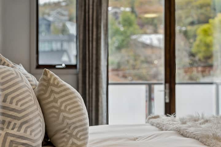 Mwonekano wa karibu wa matandiko ya starehe na mikwaruzo laini katika chumba cha kulala cha kisasa