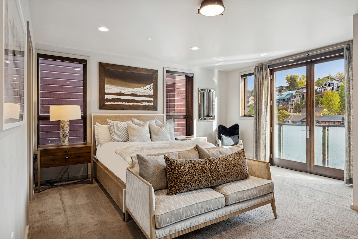 Гостински апартман со кадифен двосед, поглед кон планината и софистициран декор