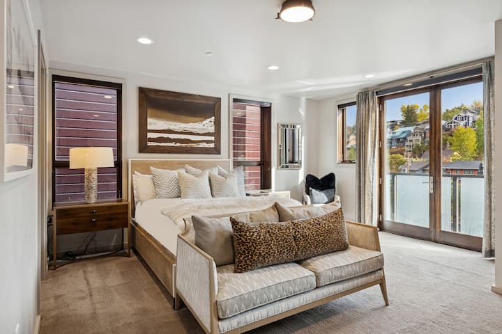 Chumba cha wageni chenye kiti cha kupendeza, mwonekano wa mlima na mapambo ya kisasa