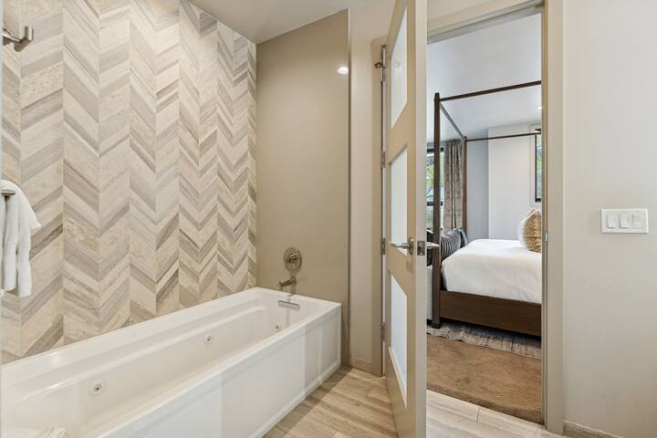 Walk to Ski, Main Street Luxury Retreat