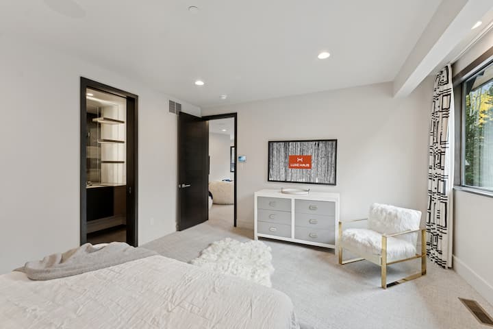 Dormitorio luminoso con diseño minimalista, arte moderno y acceso privado