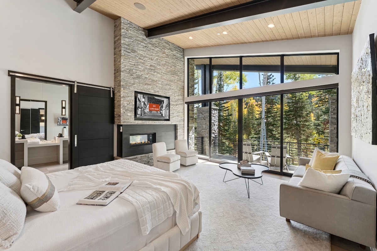 დიდი ძირითადი ლუქს‑ტიპის ნომერი ბუხრით, დასასვენებელი ზონითა და იატაკიდან ჭერამდე ფანჯრებით