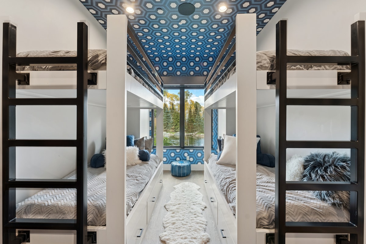 Habitación contemporánea con literas empotradas y diseño de iluminación moderno