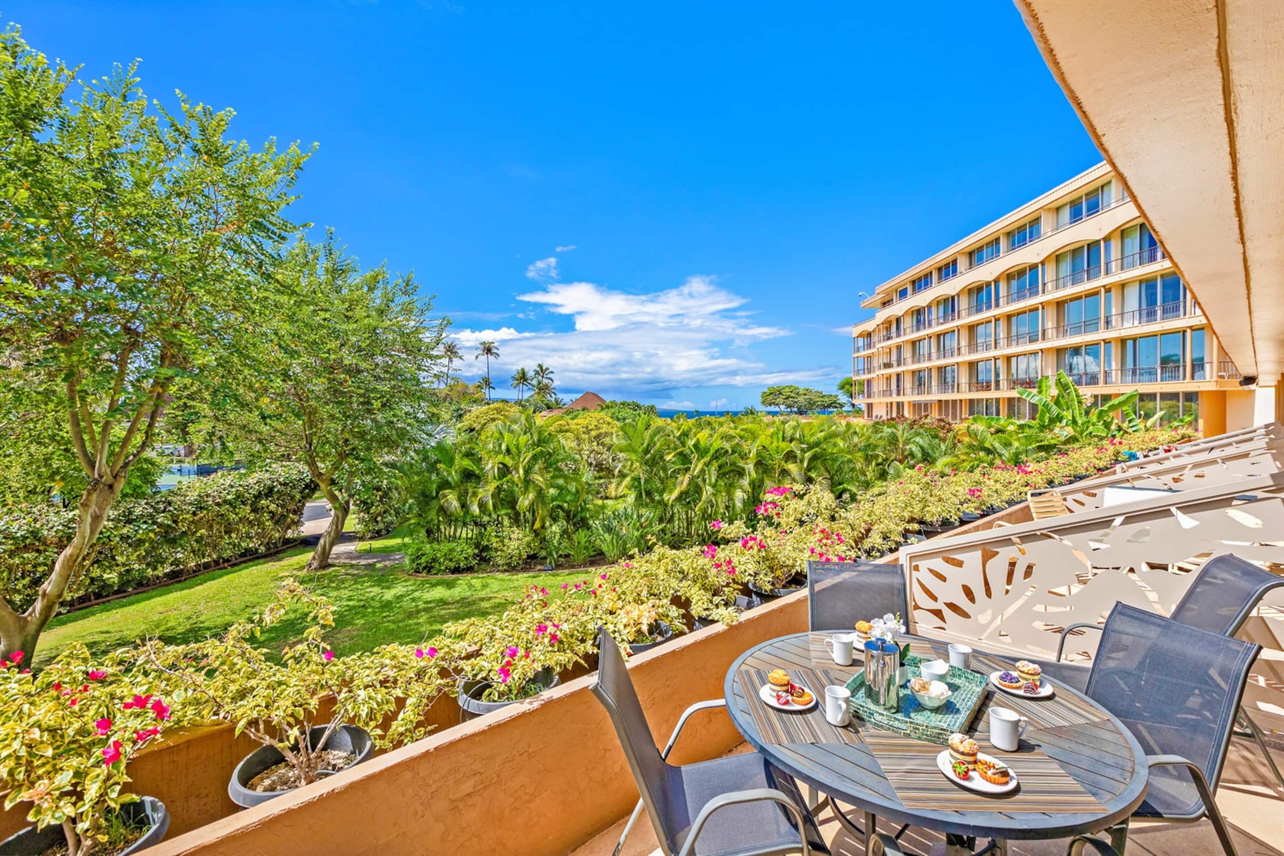 Condo in Lahaina · ★4.9 · Studio · 2 beds · 1 private bath - Image 1