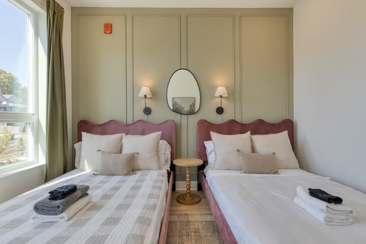 2号卧室配有两张全尺寸床和吊扇。