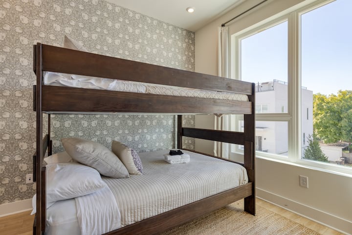 3号卧室配有双层床，配有吊扇、电视和衣柜。