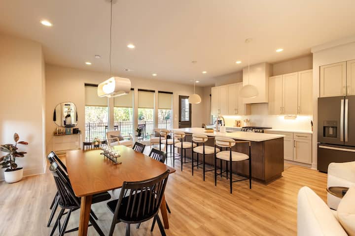 Heated Pool + Sauna | Walk To Dining | Broadway - Nashville, TN