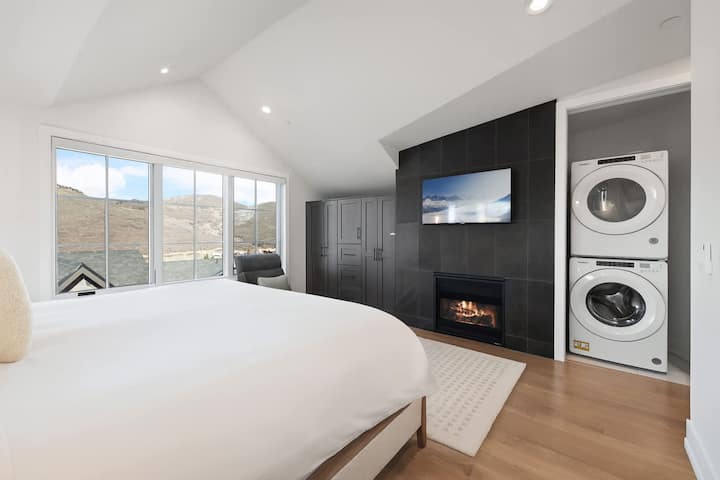 Dormitorio 1: cama tamaño «king», planta superior, baño privado con ducha de vapor, Smart TV