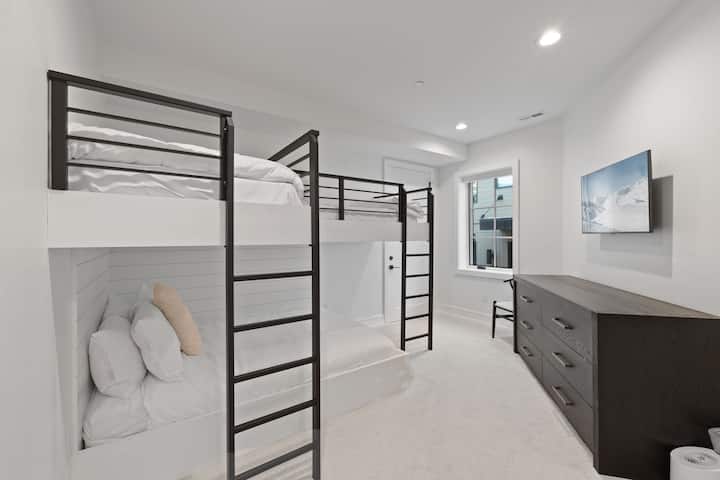 Dormitorio 3: 2 camas individuales sobre literas completas, piso inferior, cómoda