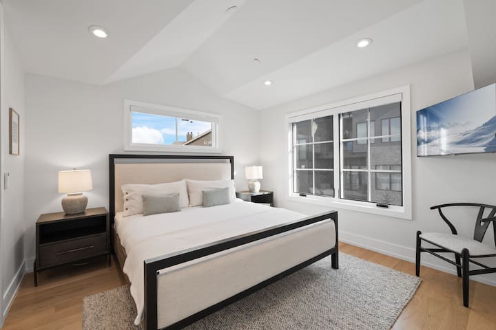 Dormitorio 2: cama tamaño «king», planta superior, baño privado, Smart TV